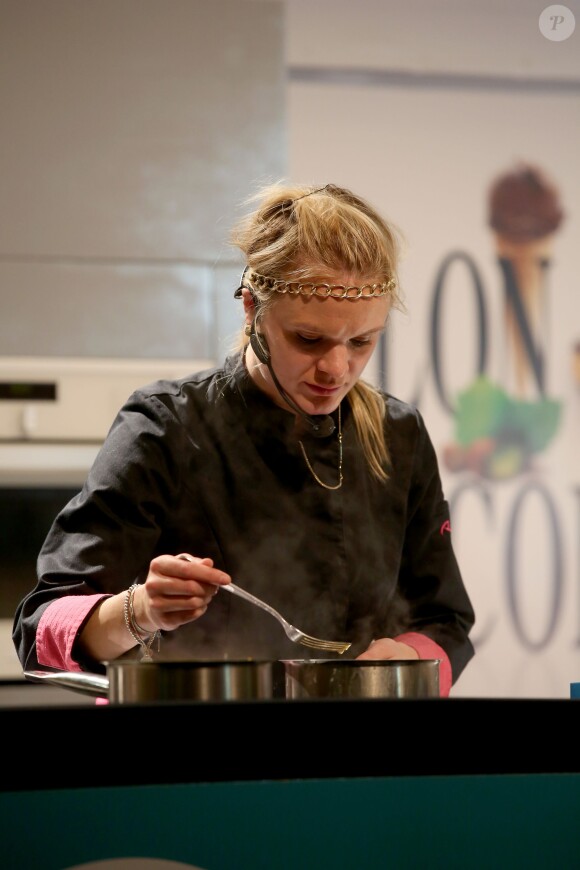 Tiffany Depardieu (Top Chef 2011) lors d'une battle gourmande opposant des candidats de Top Chef à ceux de MasterChef au 19ème Salon du chocolat 2013 à la Porte de Versailles à Paris le 29 octobre 2013