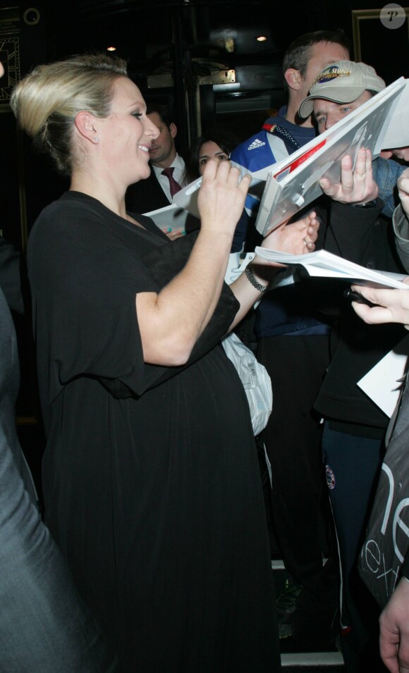 Zara Phillips, enceinte, accueillie par des admirateurs à son arrivée au Dorchester Hotel de Londres le 30 octobre 2013 pour le gala British Olympic Ball.