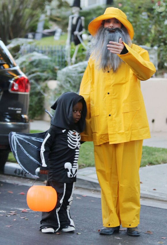 Sandra Bullock emmène son fils Louis à la chasse aux bonbons à Toluca Lake, Los Angeles, le 31 octobre 2013.