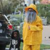 Sandra Bullock, déguisé en Gorton's Fisherman, emmène son adorable Louis à la chasse aux bonbons à Toluca Lake, Los Angeles, le 31 octobre 2013.