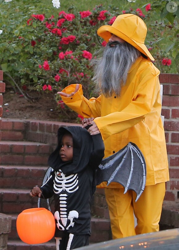 Sandra Bullock et son fils Louis font la chasse aux bonbons pour Halloween à Los Angeles le 31 octobre 2013. Melissa McCarthy, accompagnée de son mari Ben Falcone et de ses deux filles, était de la partie avec son amie.