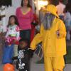 Sandra Bullock et son fils Louis font la chasse aux bonbons pour Halloween à Los Angeles le 31 octobre 2013. Melissa McCarthy, accompagnée de son mari Ben Falcone et de ses deux filles, était de la partie avec son amie.