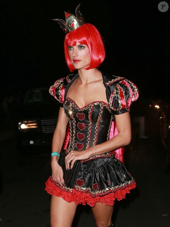Alessandra Ambrosio en Reine de Coeur torride pour Halloween 2013