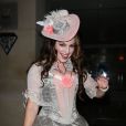 Kelly Brook déguisée en Marie-Antoinette pour une soirée d'Halloween