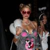 Paris Hilton habillée en costume "Miley Cyrus" à la sortie d'une soirée Halloween à l'hôtel Roosevelt à Hollywood, le 26 octobre 2013.