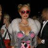 Paris Hilton habillée en costume "Miley Cyrus" à la sortie d'une soirée Halloween à l'hôtel Roosevelt à Hollywood, le 26 octobre 2013.