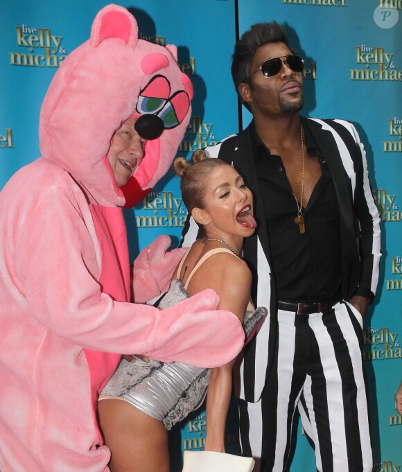 Kelly Ripa et Michael Strahan vêtus en Miley Cyrus et Robin Thicke pour Halloween à New York, le 31 octobre 2013.