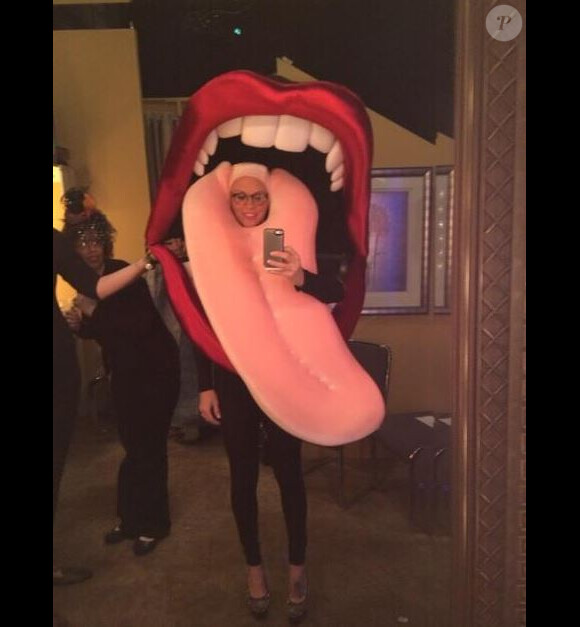 Jenny McCarthy déguisée en langue de Miley Cyrus pour halloween.