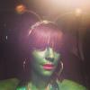 Lily Allen dans son costume d'alien avec un Karl lors d'un bal d'Halloween au profit de l'UNICEF au One dans Mayfair, à Londres, le 31 octobre 2013.