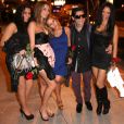Corey Feldman bien entouré en quittant Bootsy Bellows à West Hollywood, le 12 mars 2013