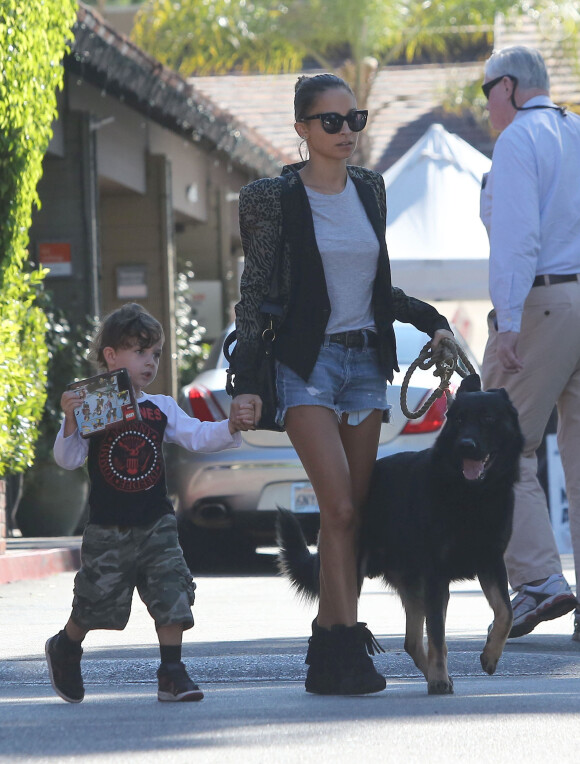Nicole Richie, son fils Sparrow et son chien quittent la boutique Tom's Toys à Los Angeles. Le 3 novembre 2013.