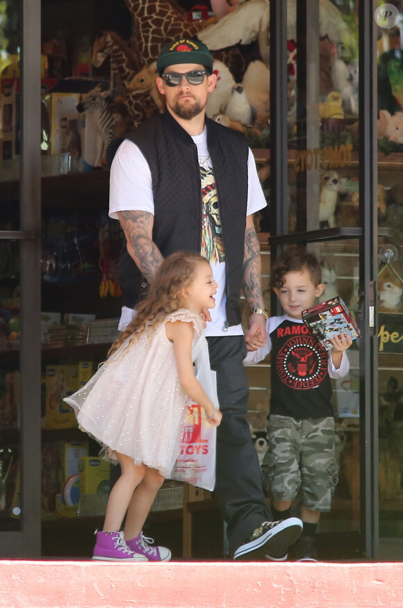 Joel Madden et ses deux enfants Harlow et Sparrow quittent la boutique Tom's Toys à Los Angeles. Le 3 novembre 2013.