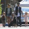 Nicole Richie, Joel Madden, leurs deux enfants Harlow et Sparrow et leur chien quittent la boutique Tom's Toys à Los Angeles. Le 3 novembre 2013.