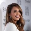 Beauty look de Jessica Alba : on copie son rouge à lèvres prune