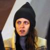 Kristen Stewart, triste et larmoyante, lors du tournage d'une scène de son dernier film 'Anesthesia' avec l'acteur Sam Waterston à New York le 4 novembre 2013.