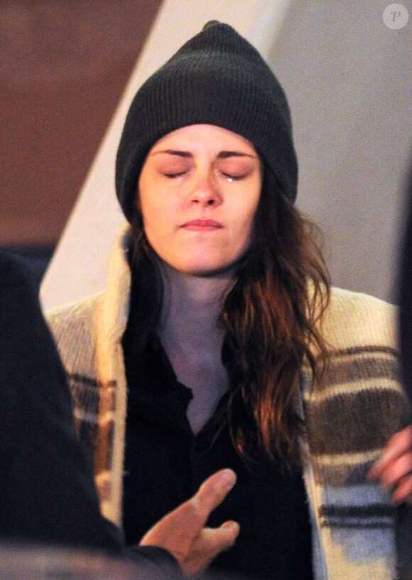 Kristen Stewart, en larmes lors du tournage d'une scène de son dernier film 'Anesthesia' avec l'acteur Sam Waterston à New York le 4 novembre 2013.