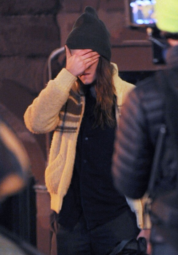 Kristen Stewart, effondrée lors du tournage d'une scène de son dernier film 'Anesthesia' avec l'acteur Sam Waterston à New York le 4 novembre 2013.