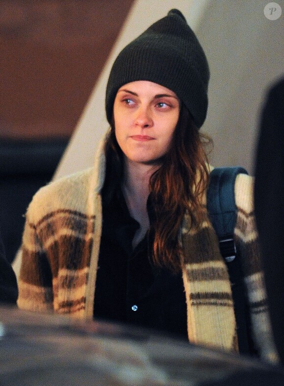 Kristen Stewart, triste lors du tournage d'une scène de son dernier film 'Anesthesia' avec l'acteur Sam Waterston à New York le 4 novembre 2013.