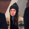 Kristen Stewart, triste et larmoyante, lors du tournage d'une scène de son dernier film 'Anesthesia' avec l'acteur Sam Waterston à New York le 4 novembre 2013.
