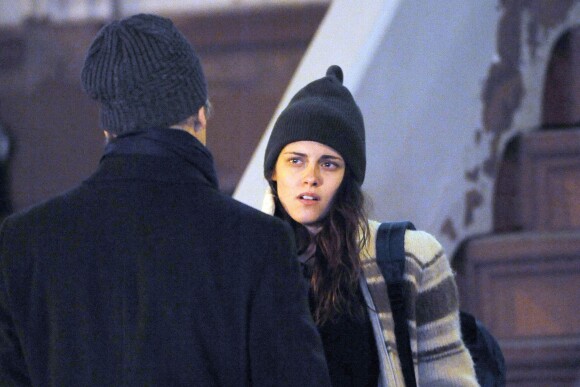 Kristen Stewart en action sur le tournage du film 'Anesthesia' avec l'acteur Sam Waterston à New York le 4 novembre 2013.