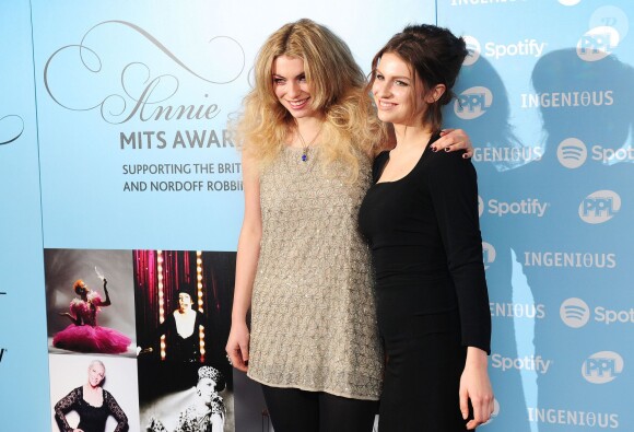 Lola et Tali Lennox réunies pour leur maman Annie Lennox récompensée par le 22e Music Industry Trusts Award à l'hôtel Grosvenor à Londres, le 4 novembre 2013.