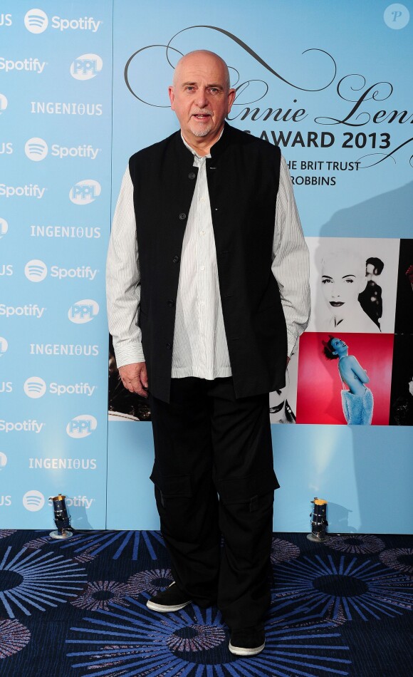 Peter Gabriel asssiste au sacre Annie Lennox récompensée par le 22e Music Industry Trusts Award à l'hôtel Grosvenor à Londres, le 4 novembre 2013.
