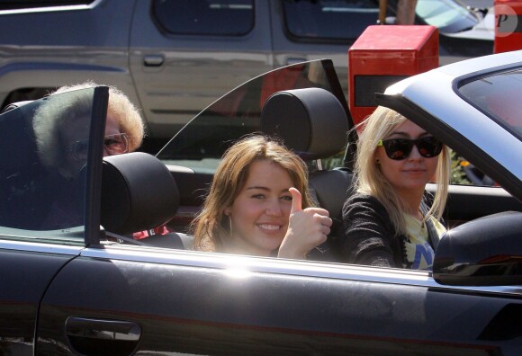 Miley Cyrus avec sa soeur Bandy et sa grand-mère à Los Angeles, le 23 mars 2009.