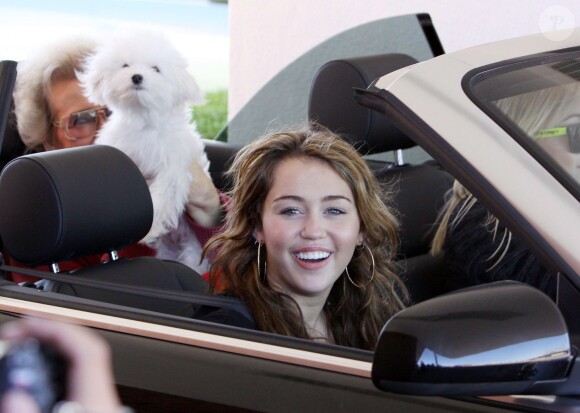 Miley Cyrus avec sa soeur Bandy et sa grand-mère à Los Angeles, le 23 mars 2009.