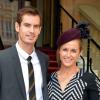 Andy Murray, et Kim Sears, après avoir été fait officier de l'ordre de l'Empire Britannique par le prince William, au palais de Buckingham, le 17 octobre 2013