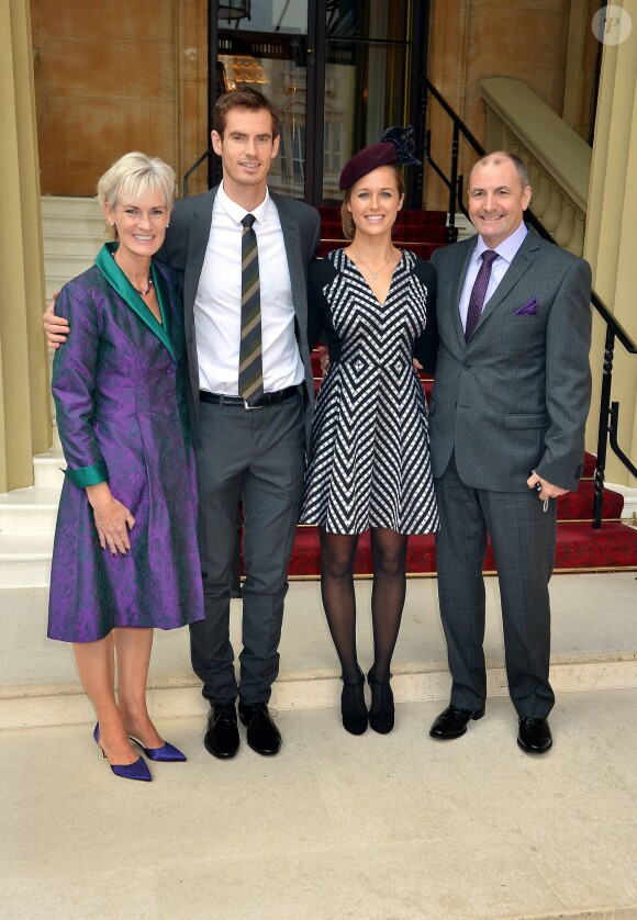 Andy Murray accompagné de ses parents et Kim Sears après avoir été fait officier de l'ordre de l'Empire Britannique par le prince William, au palais de Buckingham, le 17 octobre 2013