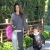 Alessandra Ambrosio récupère sa fille Anja à la sortie de son école. Los Angeles, le 5 novembre 2013.