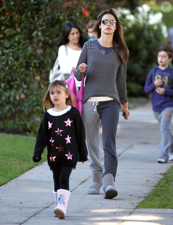Alessandra Ambrosio et sa fille Anja à Los Angeles, le 5 novembre 2013.