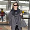 Miranda Kerr surprise à l'aéroport JFK à New York, porte le manteau "Turner" de Rag & Bone, un sweater rayé, un pantalon en cuir, un sac "Pierre" de Balmain par Aurélie Bidermann et des bottines Isabel Marant. Le 7 novembre 2013.