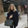 Rosie Huntington-Whiteley surprise dans le quartier de SoHo à New York, porte une veste et un pull Balmain, un sac Givenchy (modèle Antigona), un jean slim et des bottines noires. Le 6 novembre 2013.