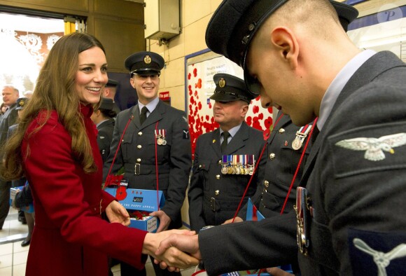 Kate Middleton rencontre les militaires et les bénévoles du "London Poppy Day" à Londres. Le 7 novembre 2013.