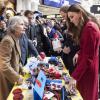 Kate Middleton, duchesse de Cambridge rencontre les militaires et les bénévoles du "London Poppy Day" à Londres. Le 7 novembre 2013.