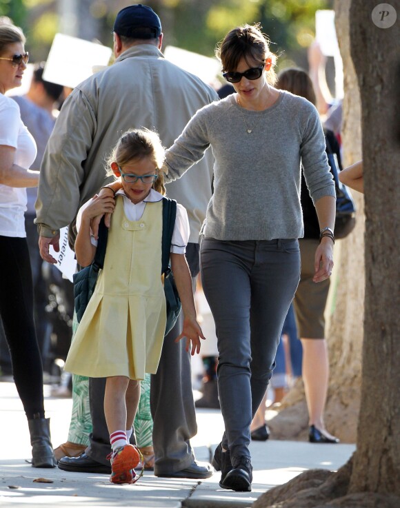 Jennifer Garner va chercher sa fille Violet à l'école, le 7 novembre 2013.