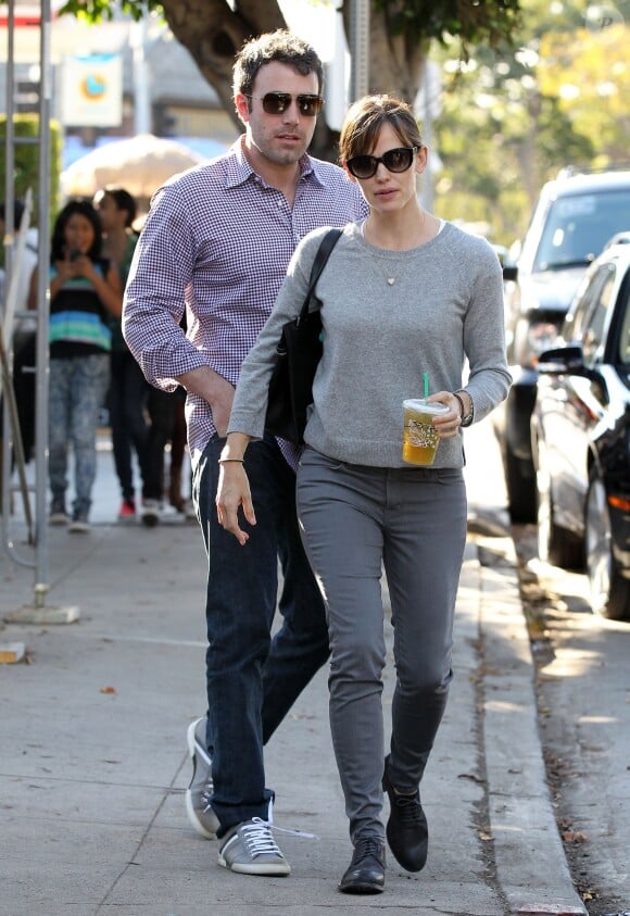 Ben Affleck et Jennifer Garner s'arrêtent au Starbucks de Santa Monica avant d'aller chercher leur fille Violet à l'école, le 7 novembre 2013.