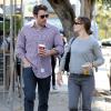 Ben Affleck et Jennifer Garner s'arrêtent au Starbucks de Santa Monica avant d'aller chercher leur fille Violet à l'école, le 7 novembre 2013.