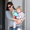 Jennifer Garner se promène avec son fils Samuel à Santa Monica, le 7 novembre 2013.