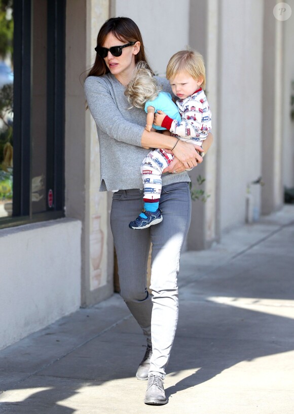 Jennifer Garner avec son fils Samuel à Santa Monica, le 7 novembre 2013.