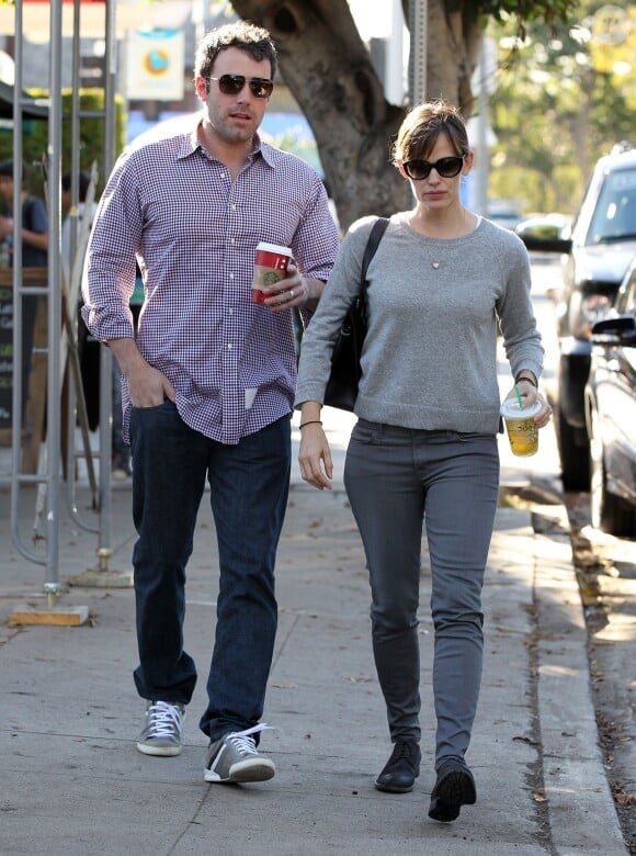 Ben Affleck et Jennifer Garner s'arrêtent au Starbucks de Santa Monica avant d'aller chercher leur fille Violet à l'école. Santa Monica, le 7 novembre 2013.