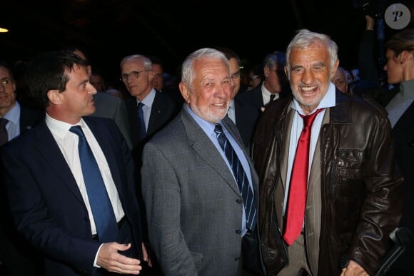 Manuel Valls (ministre de l'Intérieur), Robert Broussard (Fondateur du RAID) et Jean-Paul Belmondo lors de l'inauguration de l'exposition "100 ans de police judiciaire de Paris" au Champ de Mars à Paris le 8 novembre 2013. Cette exposition se tiendra du 9 novembre au 8 décembre 2013