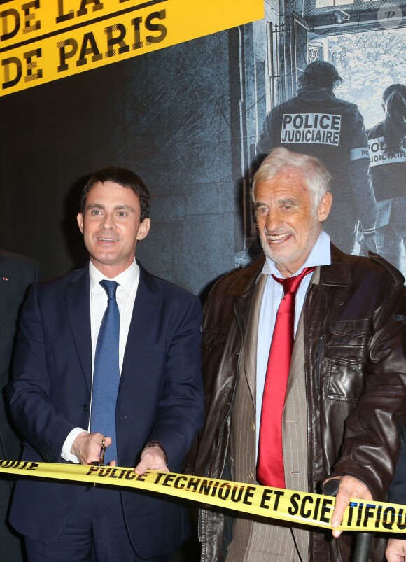 Manuel Valls (ministre de l'Intérieur) et Jean-Paul Belmondo lors de l'inauguration de l'exposition "100 ans de police judiciaire de Paris" au Champ de Mars à Paris le 8 novembre 2013. Cette exposition se tiendra du 9 novembre au 8 décembre 2013