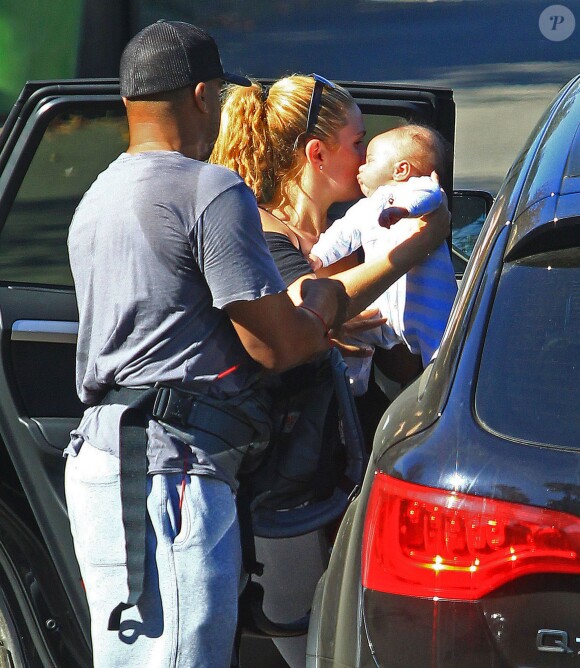 Donald Faison, sa femme CaCee Cobb et leur petit garçon Rocco lors d'une petite marche au parc de Runyon Canyon à Hollywood, le 9 novembre 2013