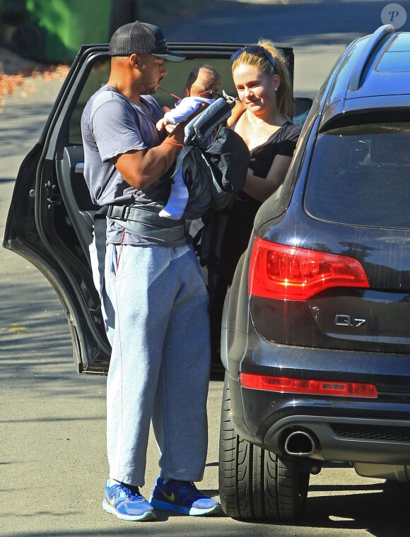 Donald Faison, sa femme CaCee Cobb et leur petit garçon Rocco lors d'une petite marche au parc de Runyon Canyon à Hollywood, le 9 novembre 2013