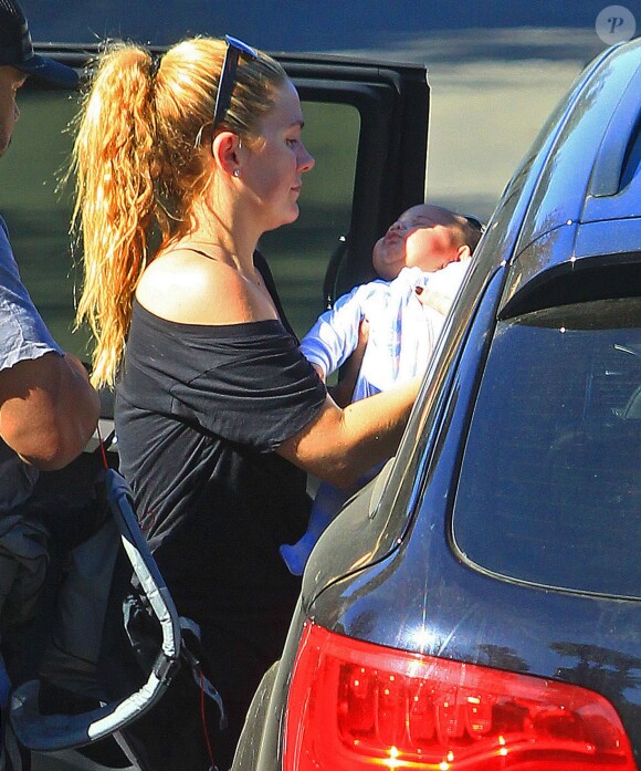 Donald Faison, sa femme CaCee Cobb et leur petit garçon Rocco lors d'une petite marche au parc de Runyon Canyon à Hollywood, le 9 novembre 2013