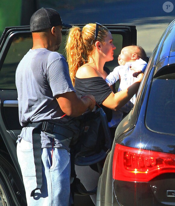 Donald Faison, sa femme CaCee Cobb et leur petit garçon Rocco lors d'une petite marche au parc de Runyon Canyon à Hollywood, le 9 novembre 2013