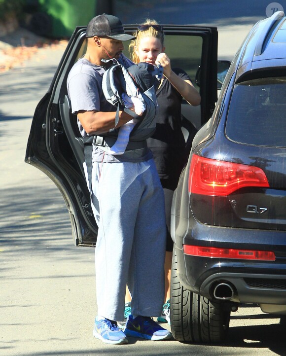 Donald Faison, sa femme CaCee Cobb et leur petit garçon Rocco lors d'une petite marche au parc de Runyon Canyon à Hollywood, le 9 novembre 2013