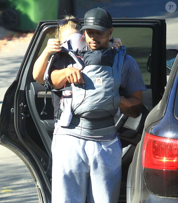 Donald Faison, sa femme CaCee Cobb et leur petit garçon Rocco lors d'une petite marche au parc de Runyon Canyon à Hollywood, le 9 novembre 2013